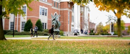 秋季，中央学院的学生在去上课的路上走在外面